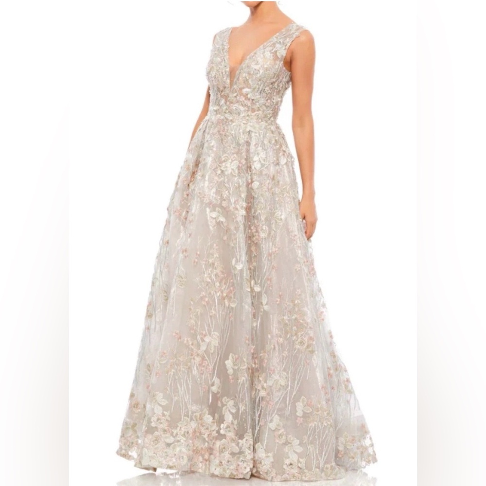 Mac Duggal Blush Ivory Embroidered V-Neck Ball Gown Size 6